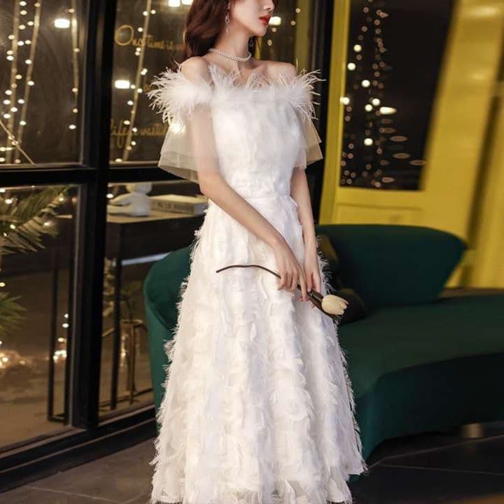 白ワンピース ふわふわフェザードレス