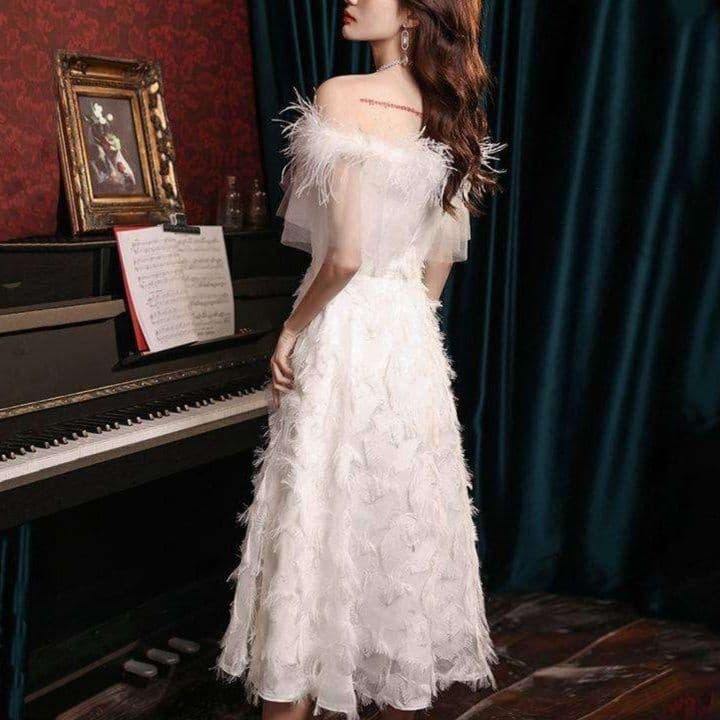 白ワンピース ふわふわフェザードレス