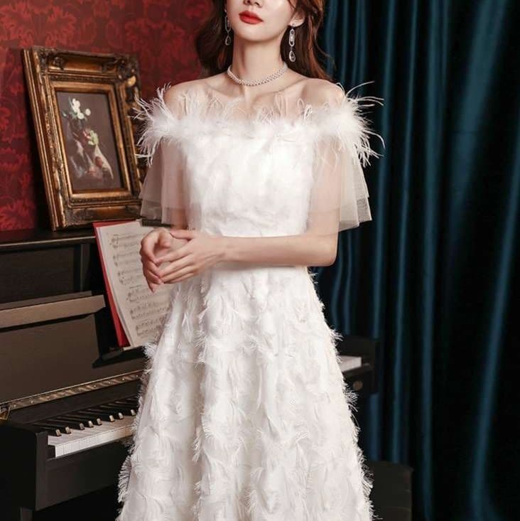 白ワンピース ふわふわフェザードレス