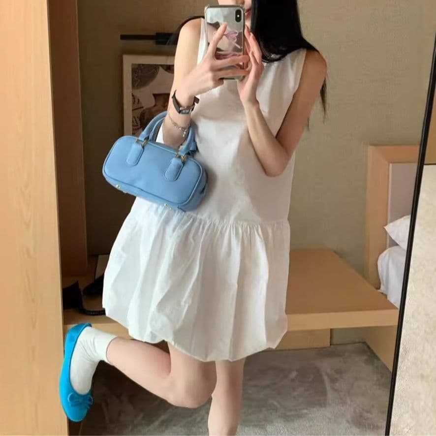 白ワンピース シンプル ふんわりノースリーブワンピース