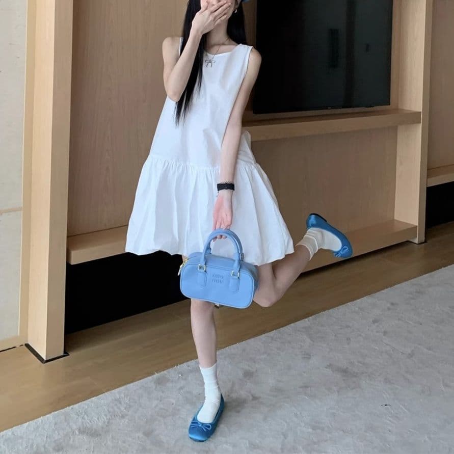 白ワンピース シンプル ふんわりノースリーブワンピース