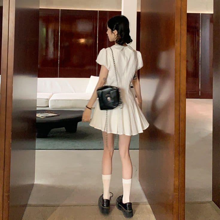 白ワンピース シアー素材のプリーツミニワンピース