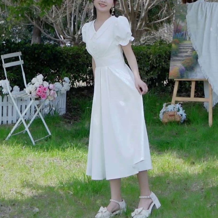 白ワンピース フリル袖のエレガントなミモレ丈ワンピース