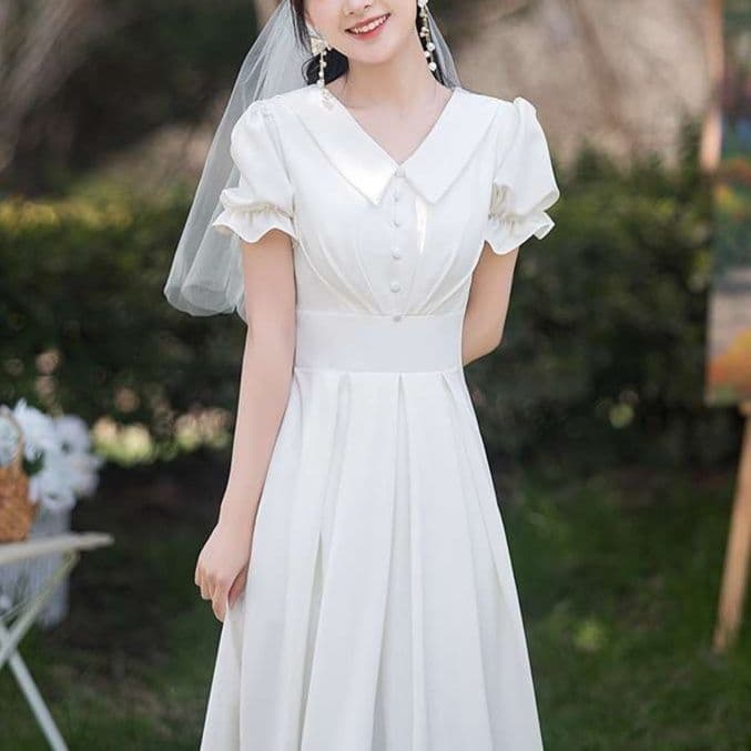 白ワンピース フリル袖のエレガントなミモレ丈ワンピース