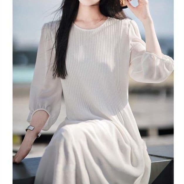 白ワンピース 優美なシルエット プリーツデザイン ミモレワンピース