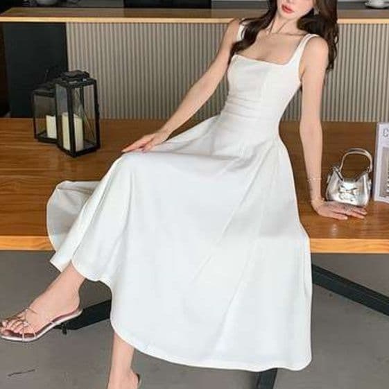 白ワンピース 優美な夏向けミモレ丈ワンピース