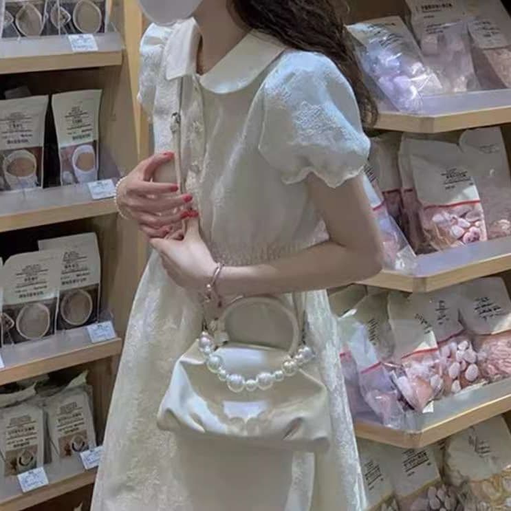 白ワンピース ふんわり袖のレース刺繍ワンピース