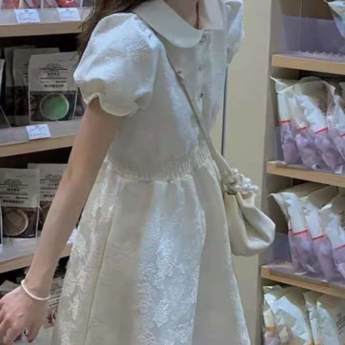 白ワンピース ふんわり袖のレース刺繍ワンピース