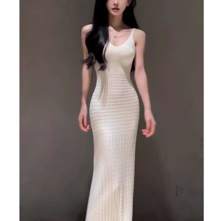 白ワンピース ボディラインを美しく魅せるマキシワンピース