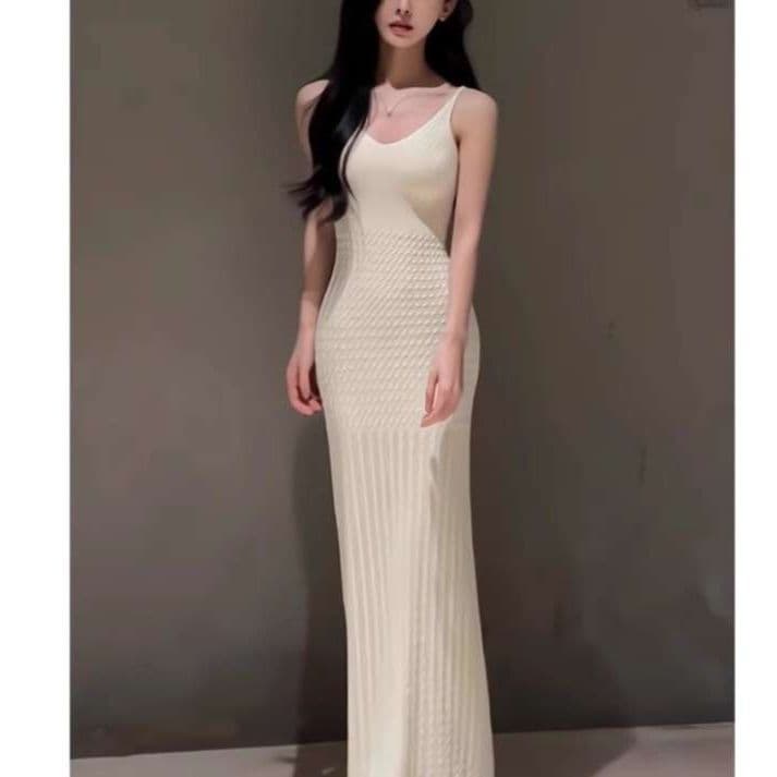 白ワンピース ボディラインを美しく魅せるマキシワンピース