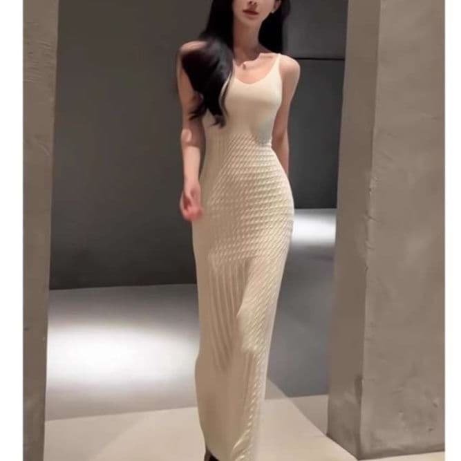 白ワンピース ボディラインを美しく魅せるマキシワンピース