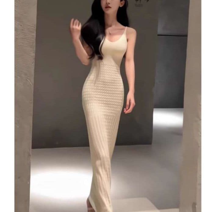 白ワンピース ボディラインを美しく魅せるマキシワンピース