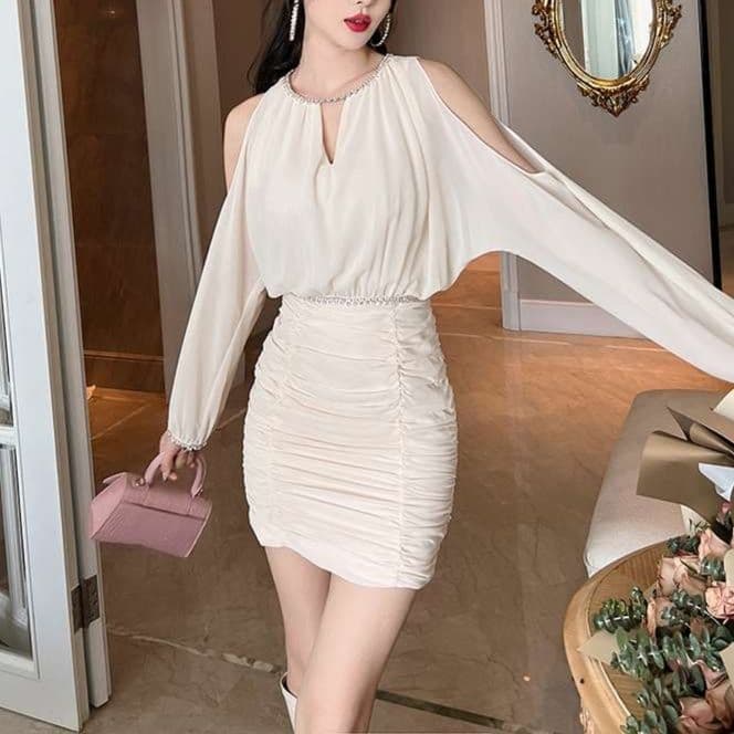 白ワンピース 肩見せデザイン ギャザーミニワンピース