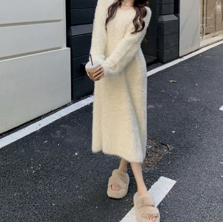 白ワンピース ふわもこミモレ丈ワンピース