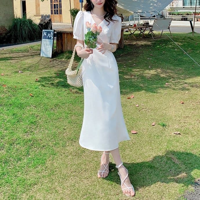 白ワンピース パフスリーブブイネックミモレ丈ワンピース