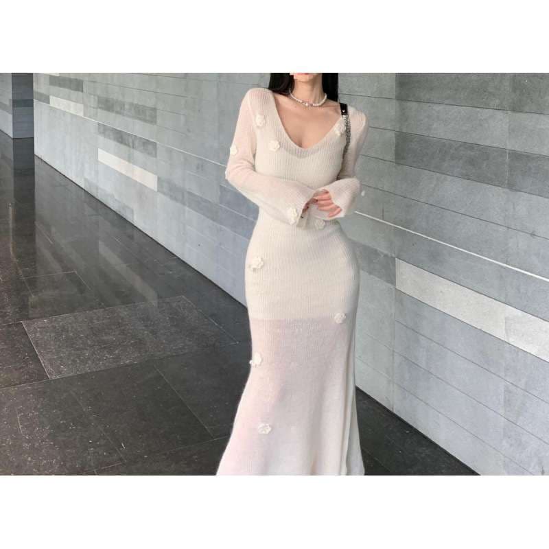 白ワンピース フラワーモチーフ付きロングニットワンピース
