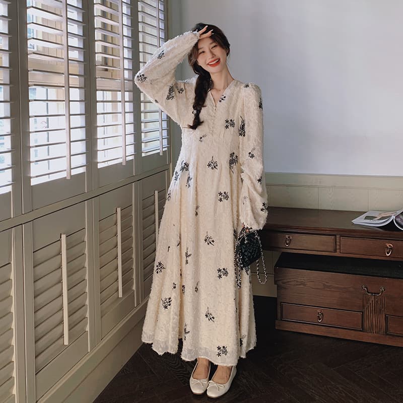 白ワンピース 小花刺繍ロングマキシワンピース