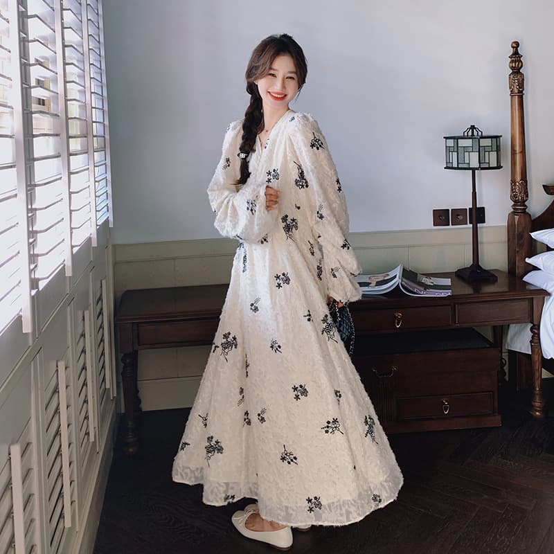 白ワンピース 小花刺繍ロングマキシワンピース