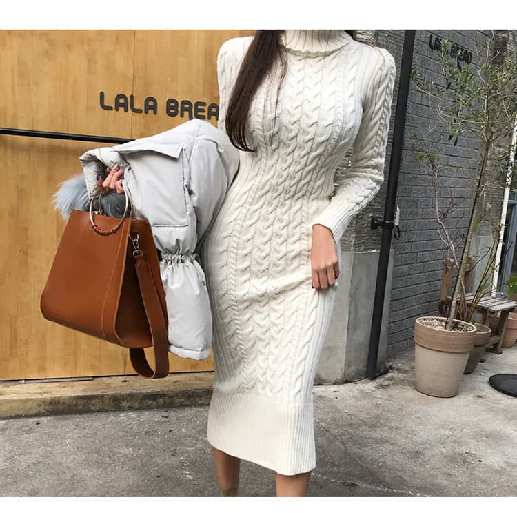 白ワンピース タートルネックケーブル編みニットワンピース