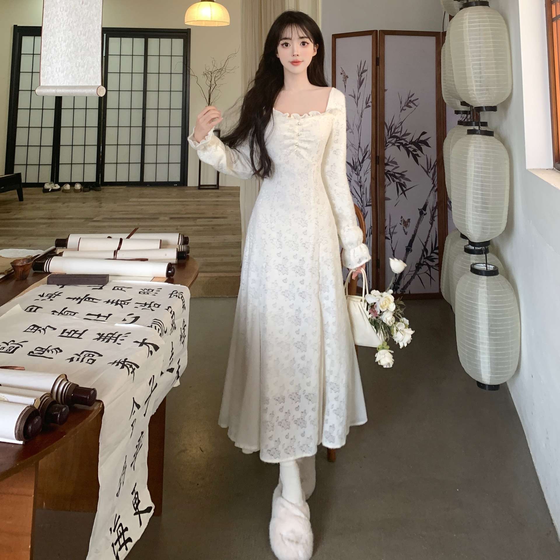 白ワンピース 優美な姫袖レースの華やかワンピース