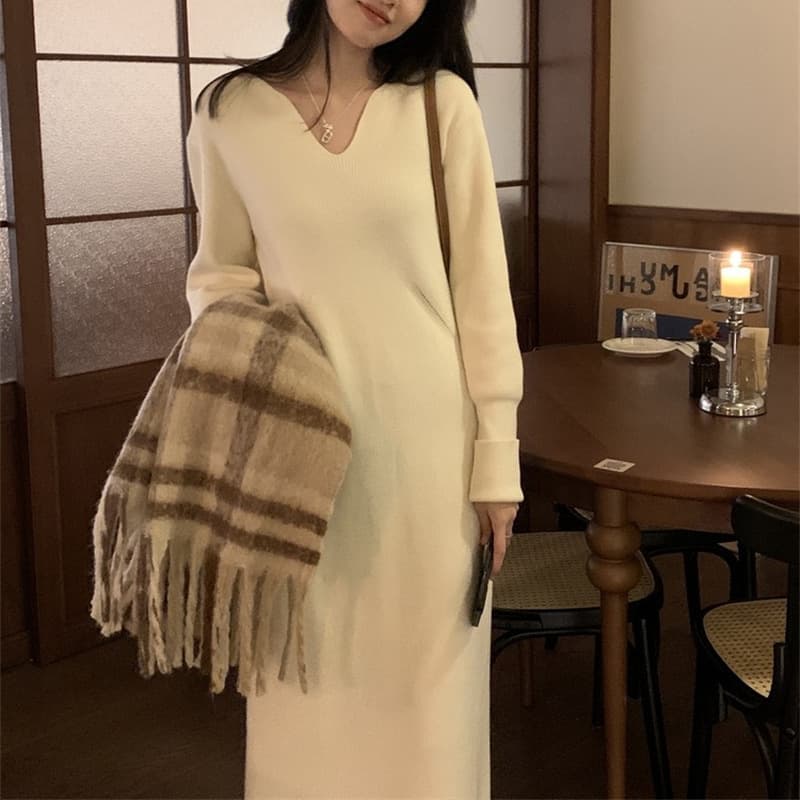 白ワンピース とろみ素材のスリット入りリラックスワンピース