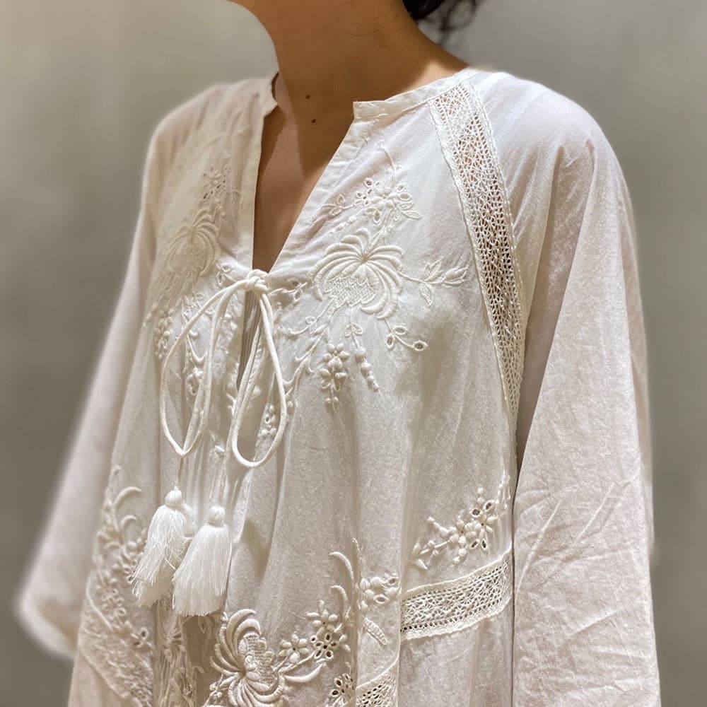 刺繍レース ゆったり白ワンピース ロング丈