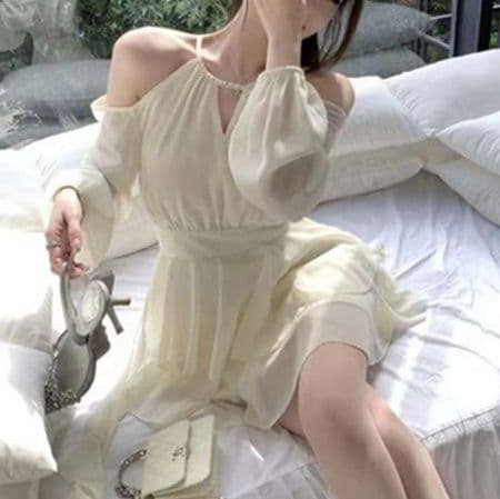 白ワンピース 胸元カットアウト フリルティアードワンピース