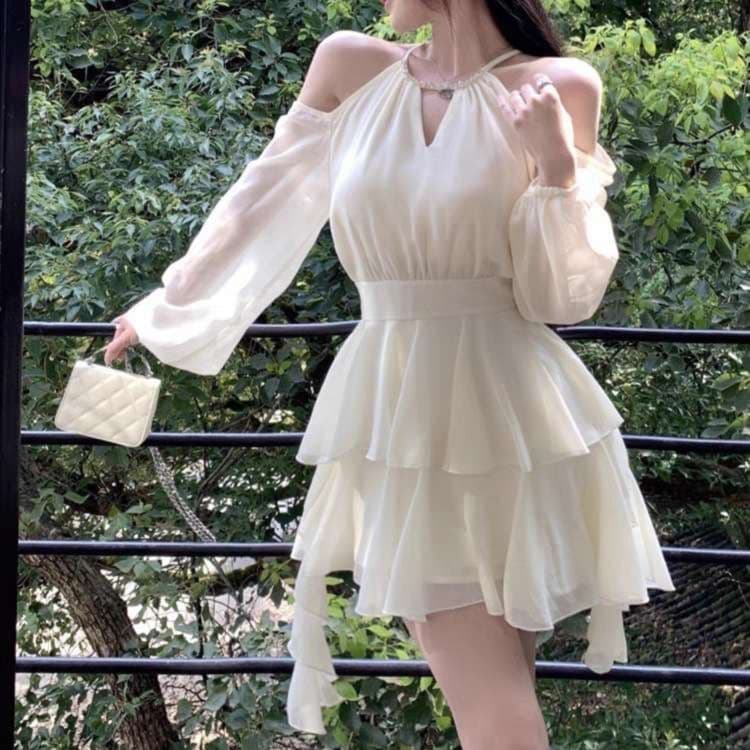白ワンピース 胸元カットアウト フリルティアードワンピース